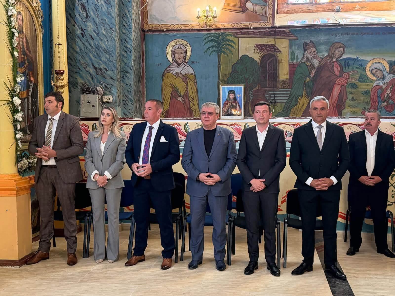 Credincioși participând la slujba de hram în Pomi Credincioși participând la slujba de hram în Pomi