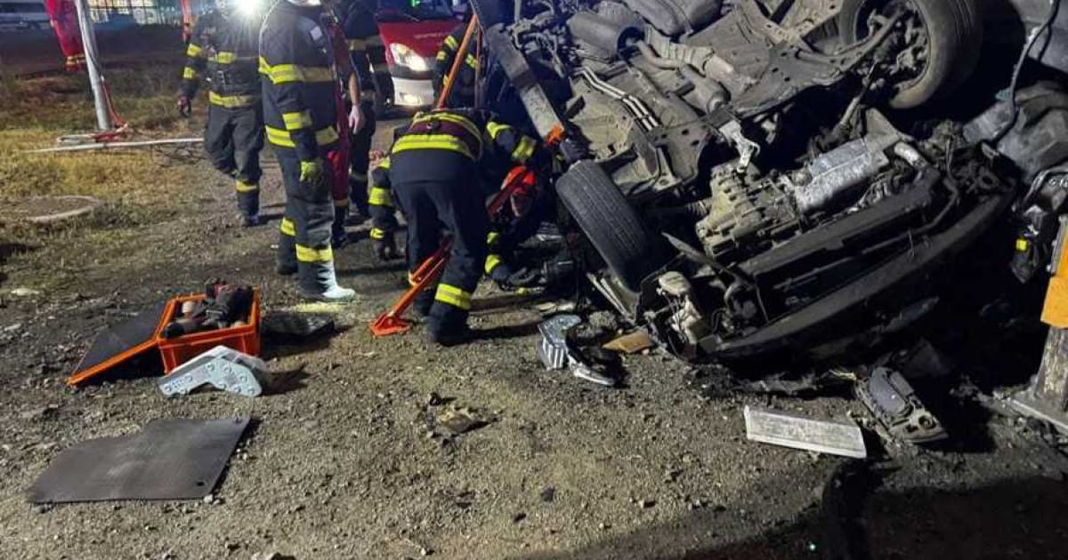 Mașină răsturnată la sens giratoriu în Ghiroda, intervenție descarcerare