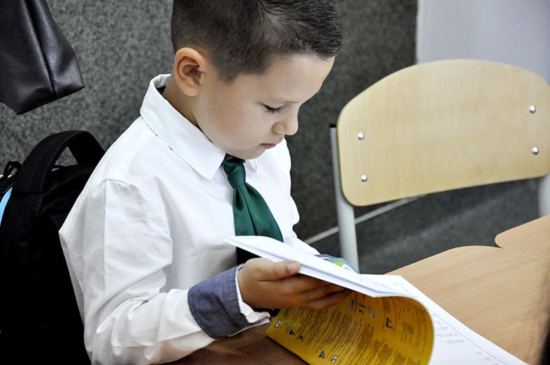 profesor intrând în clasă, elevi și tablă profesor intrând în clasă, elevi și tablă