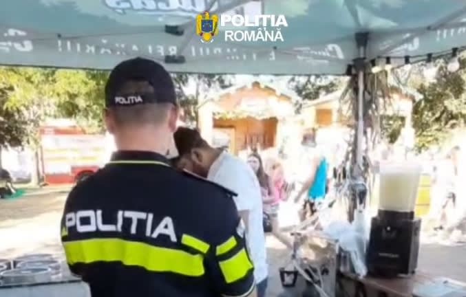 Polițiști verificând operatori economici în timpul Oktoberfest Brașov Polițiști verificând operatori economici în timpul Oktoberfest Brașov