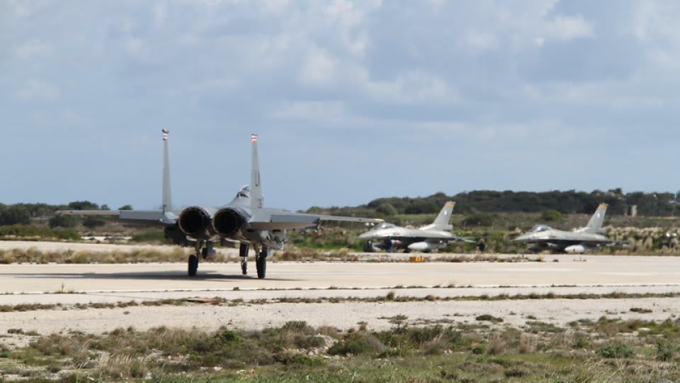 Doi piloți militari greci s-au prăbușit cu avionul în timpul unui spectacol aviatic