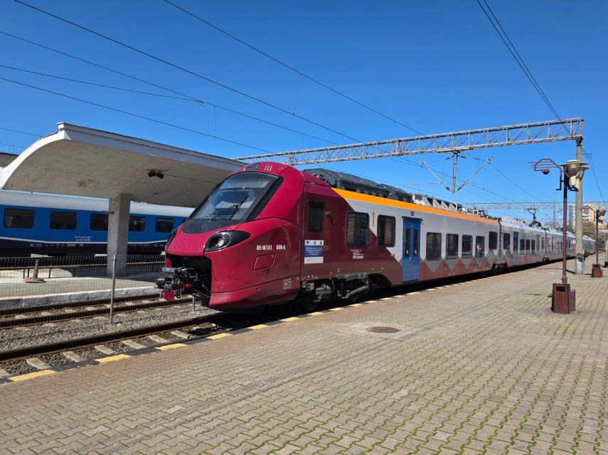 Elevi cu legitimație de elev în gară, tren în fundal Elevi cu legitimație de elev în gară, tren în fundal