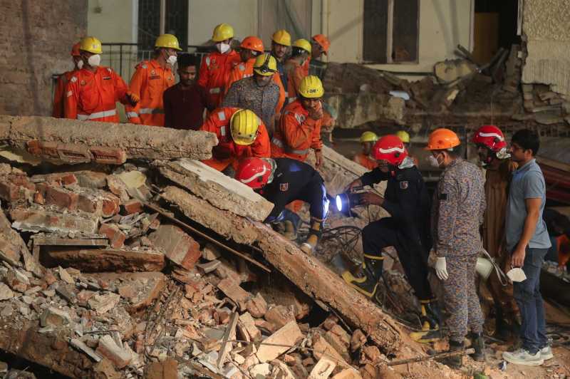 Echipaje de salvare în acțiune în New Delhi după prăbușirea clădirii Echipaje de salvare în acțiune în New Delhi după prăbușirea clădirii