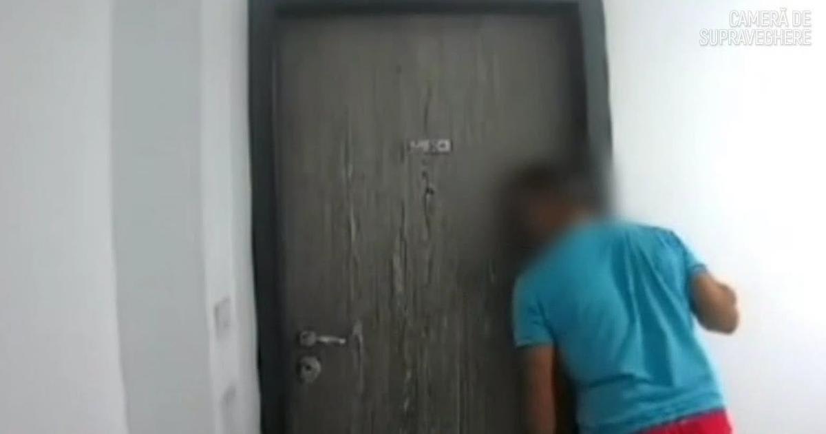 Un bărbat filmat în Oradea verificând ușile apartamentelor, poliția urmărește cazul
