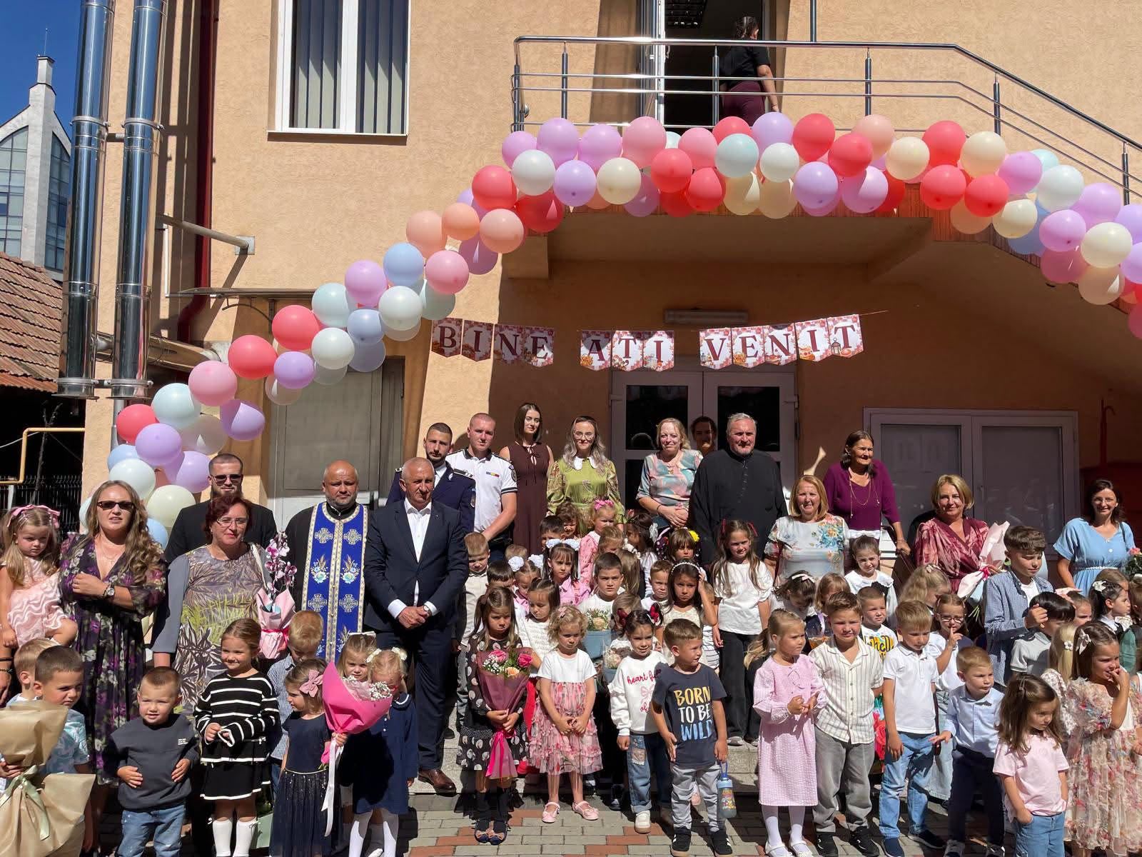 elevi și profesori la început de an școlar în Vicovu de Sus elevi și profesori la început de an școlar în Vicovu de Sus