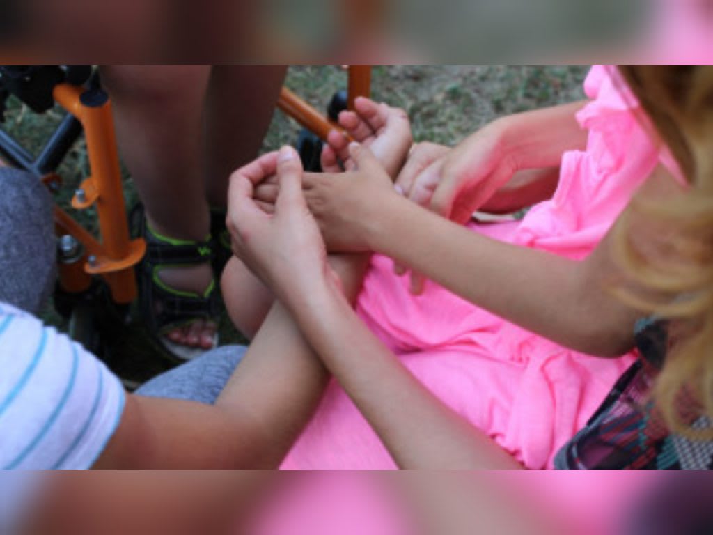 Peste 120 de copii cu nevoi speciale din Râmnicu Vâlcea, lăsați pe drumuri în debutul anului școlar
