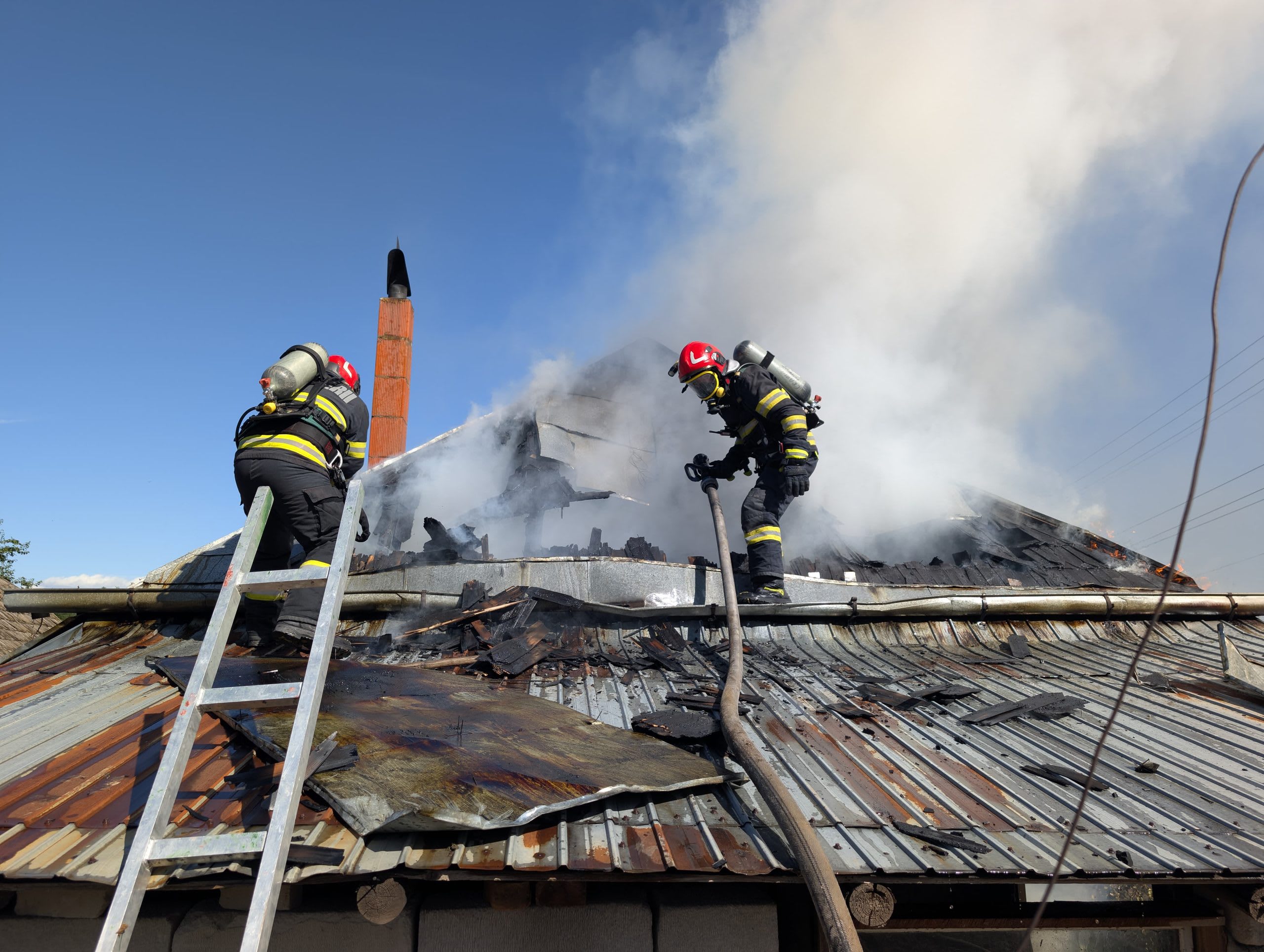 Incendiu în satul Țibucanii de Jos din Neamț cu o victimă transportată la spital