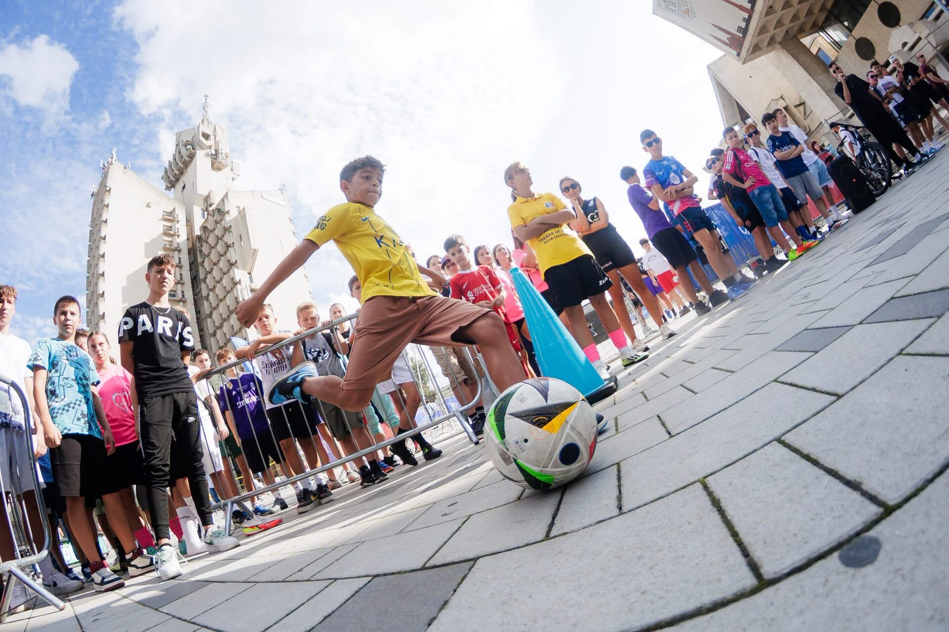 demonstrații sportive în centrul Satu Mare, copii și tineri participând la competiții demonstrații sportive în centrul Satu Mare, copii și tineri participând la competiții