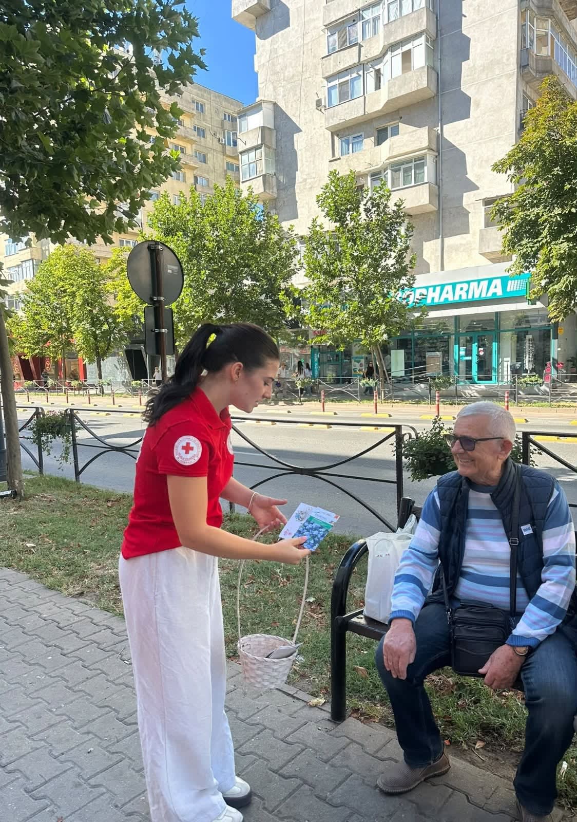 voluntari Crucea Roșie distribuind materiale de informare voluntari Crucea Roșie distribuind materiale de informare