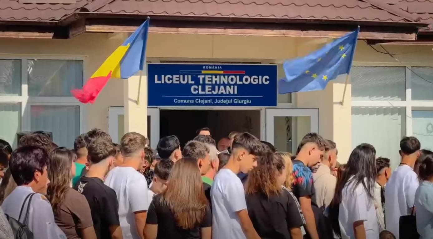 Elevi și profesori în curtea școlii din Clejani, cu table inteligente și microbuz electric Elevi și profesori în curtea școlii din Clejani, cu table inteligente și microbuz electric