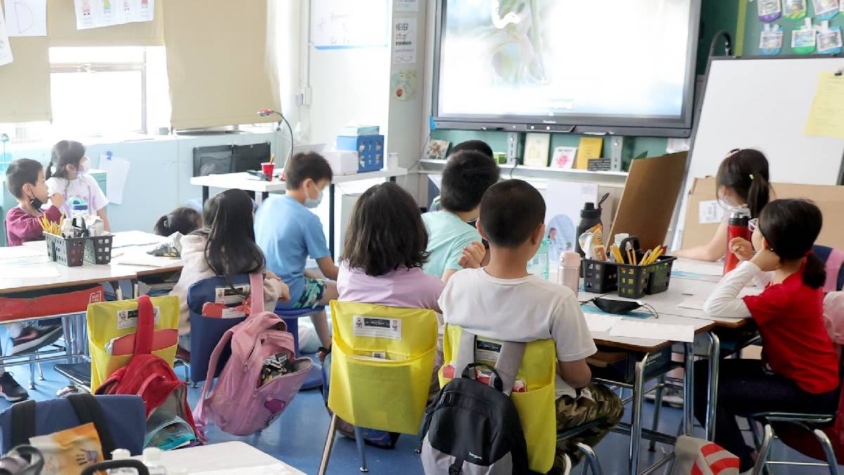 elevi în clasă cu tablete și manuale elevi în clasă cu tablete și manuale