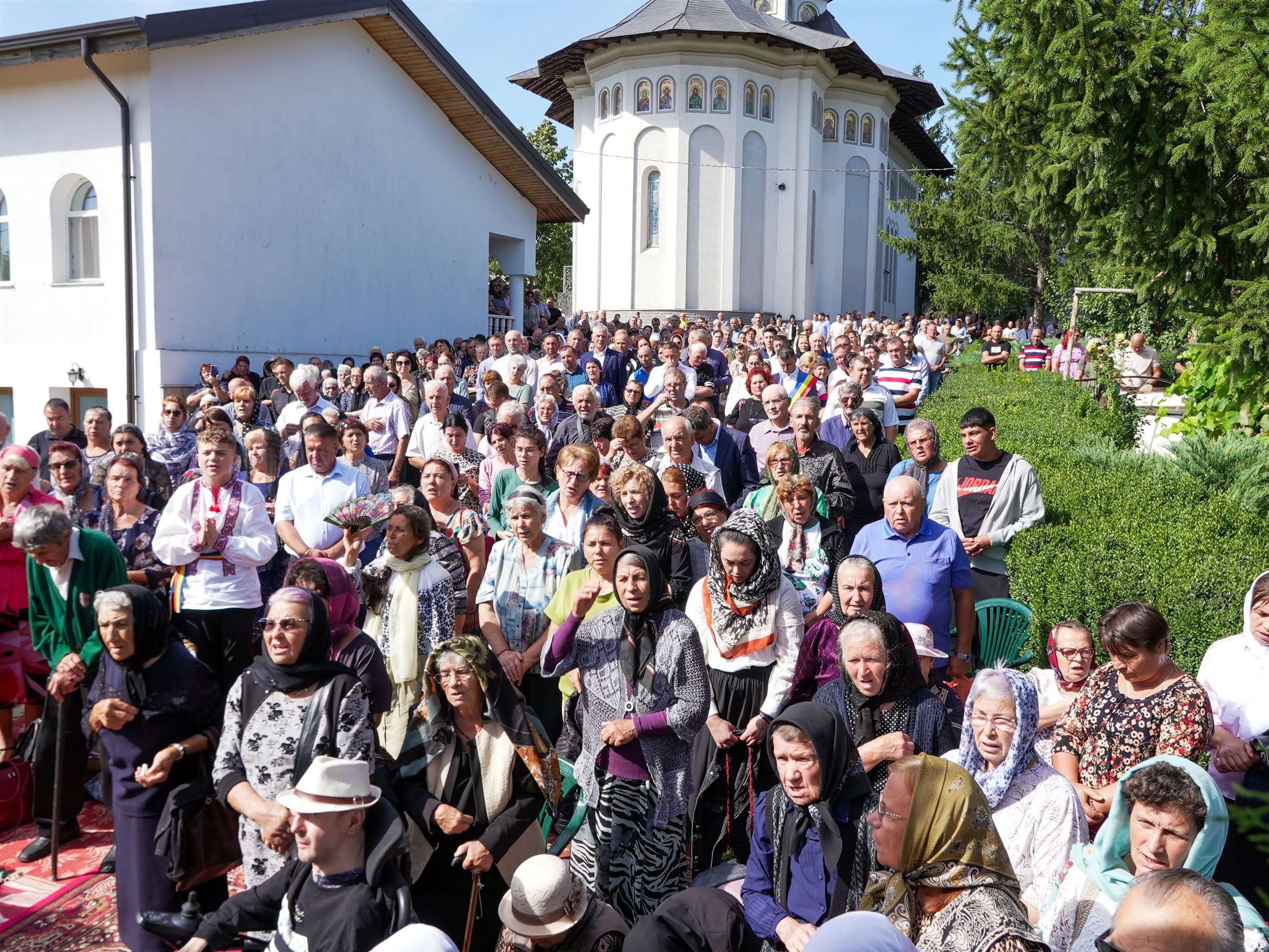 slujbă religioasă la mănăstirea Cudalbi, credincioși și monahi