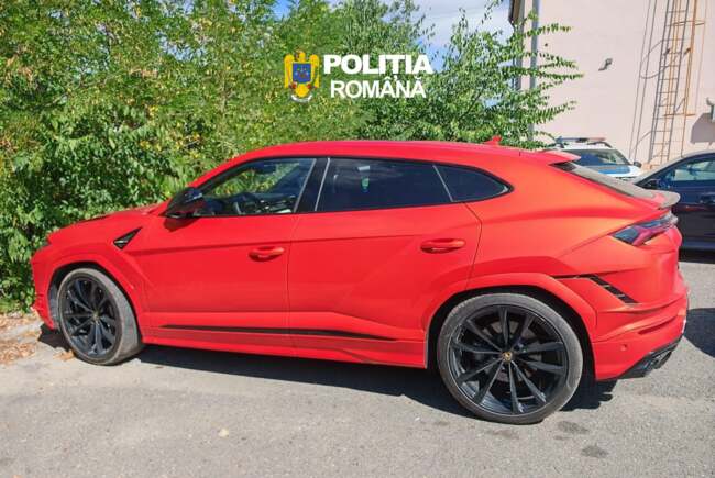 Lamborghini Urus negru, mașină de lux, poliție în acțiune Lamborghini Urus negru, mașină de lux, poliție în acțiune