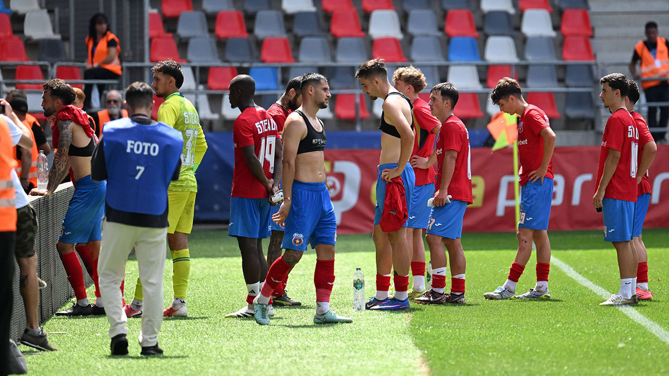 jucători de fotbal pe teren, acțiune de joc jucători de fotbal pe teren, acțiune de joc
