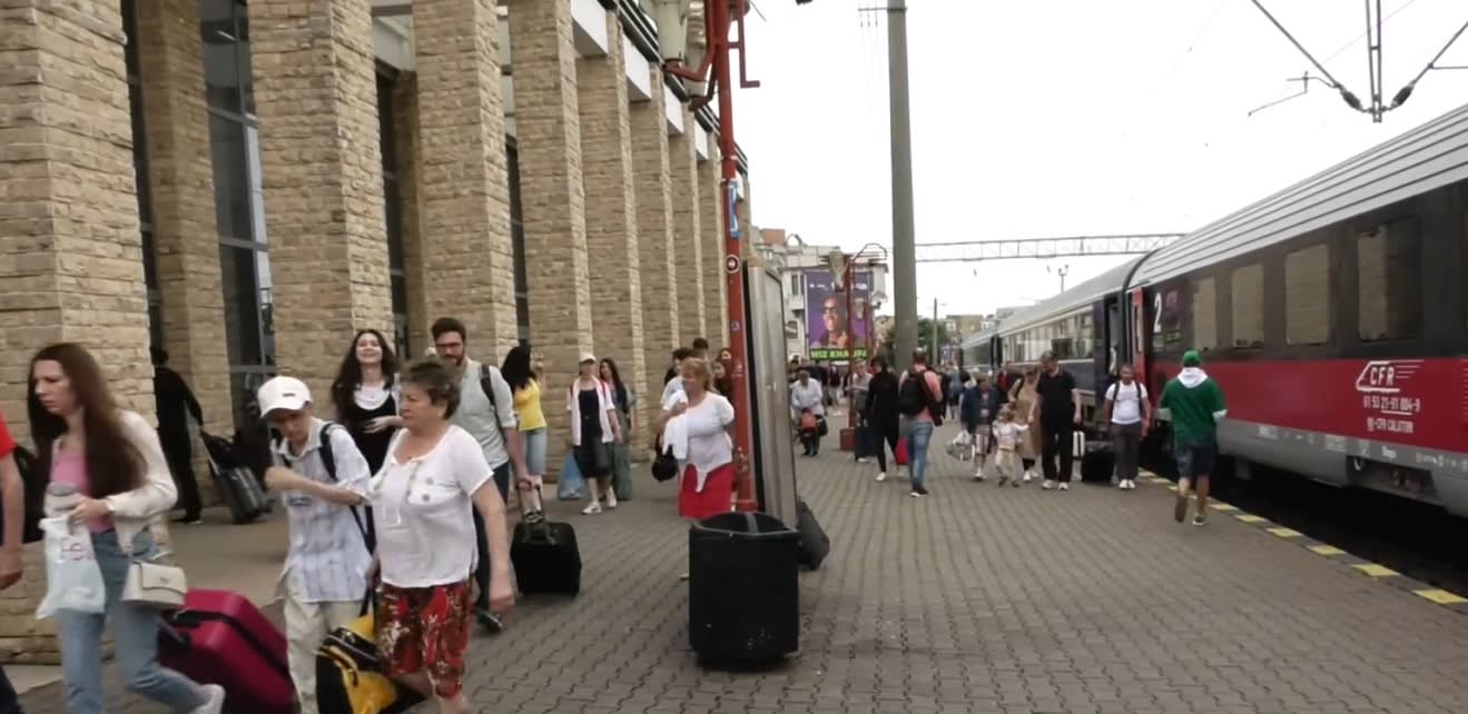 Elevi cu ghiozdane în tren, călătorie gratuită