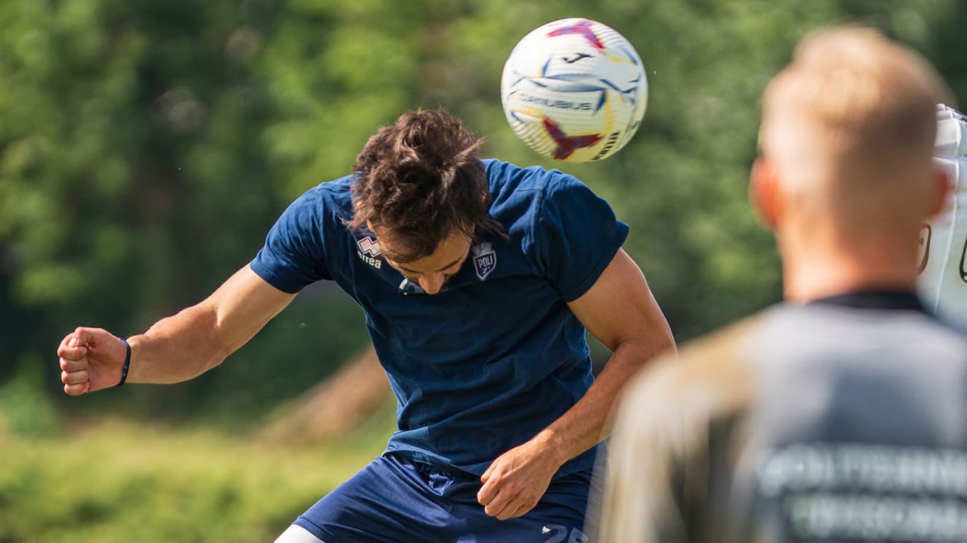 fotbalist tânăr în acțiune, stadion