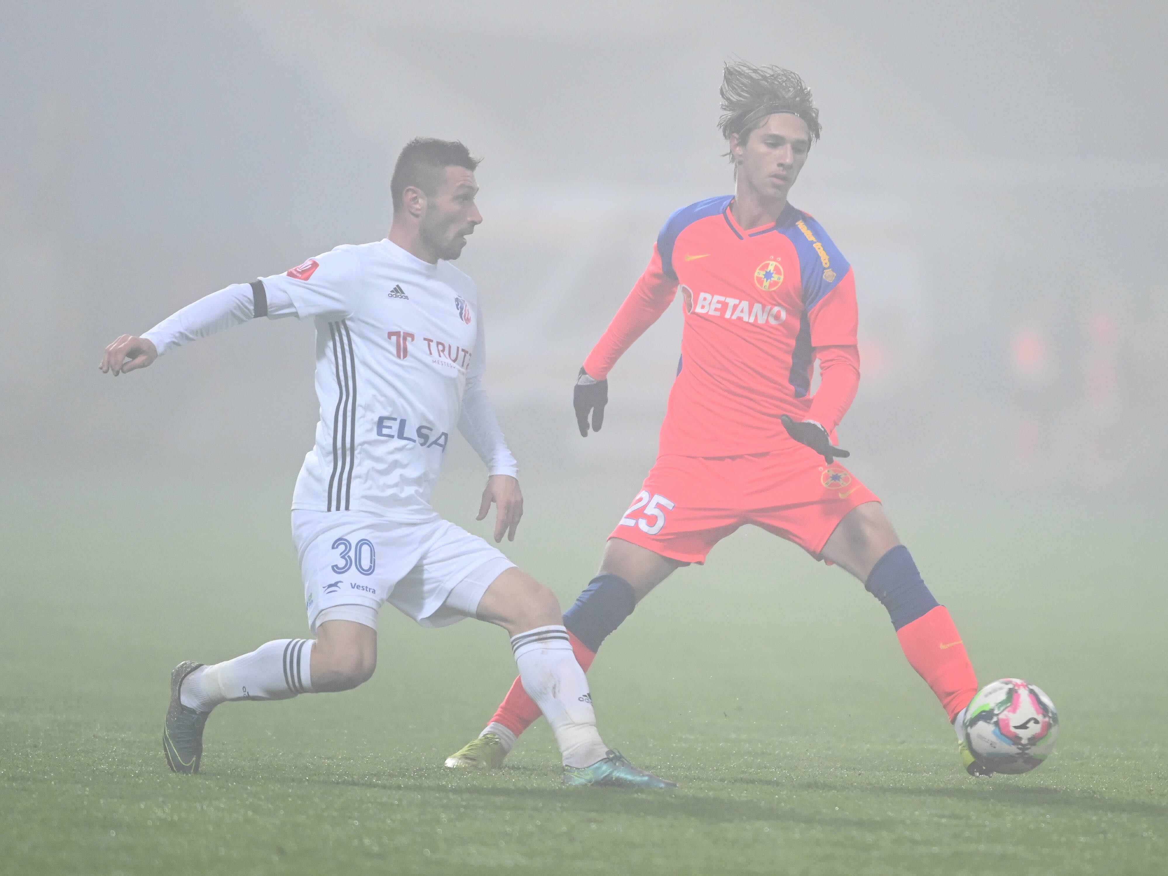 fotbalist tânăr în acțiune pe teren fotbalist tânăr în acțiune pe teren