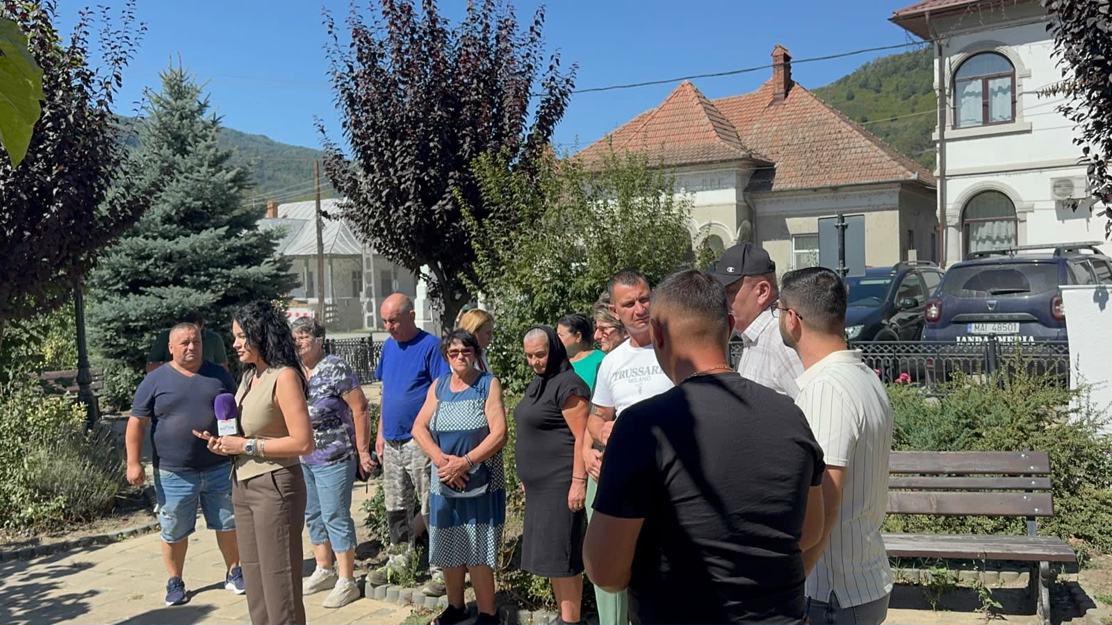 protest în Câineni, oameni cu pancarte, comunitate îngrijorată protest în Câineni, oameni cu pancarte, comunitate îngrijorată