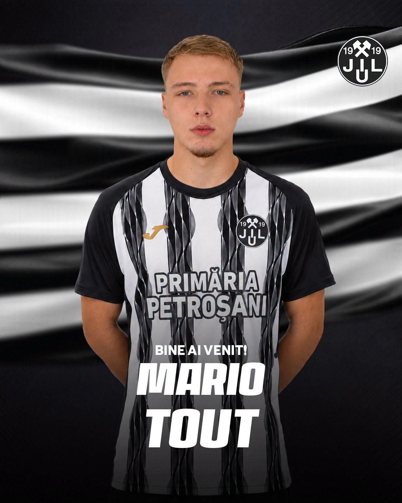 fotbalist tânăr în acțiune pe teren fotbalist tânăr în acțiune pe teren