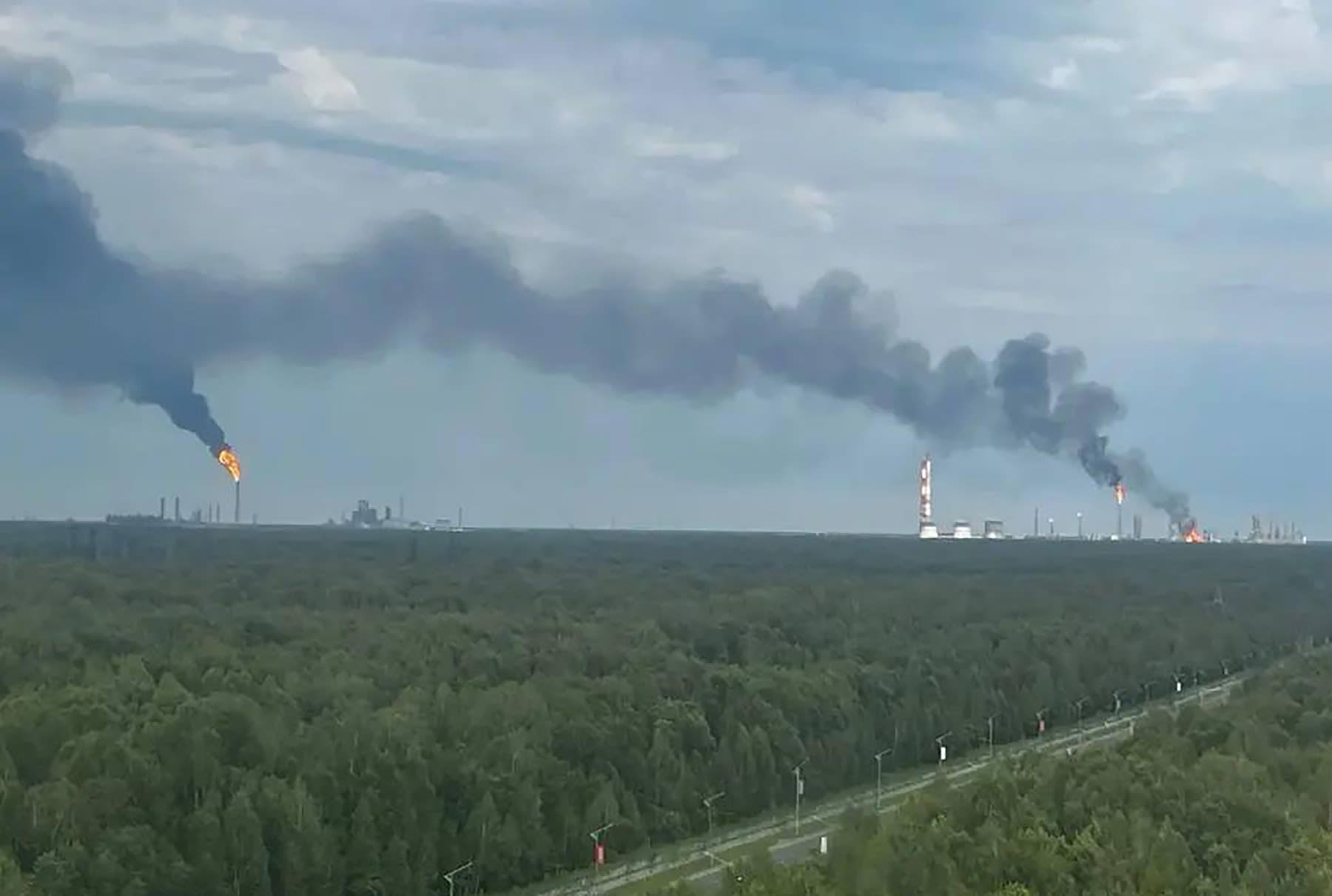 incendiu la o instalație de gaze în Siberia, foc și fum