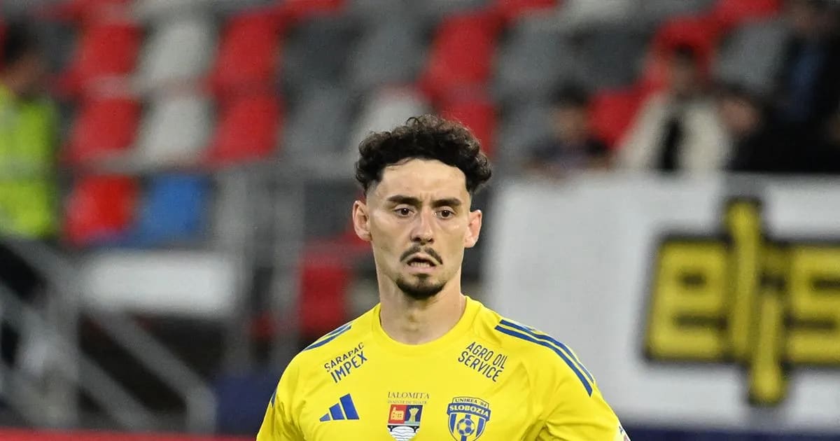 fotbalist în acțiune pe teren, în timpul unui meci fotbalist în acțiune pe teren, în timpul unui meci