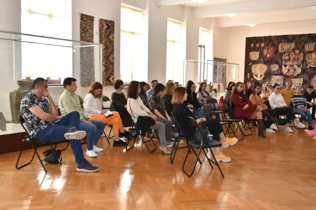 Înapoi în lume: Muzeul Județean Buzău organizează o serie de discuții despre revenirea din vacanță