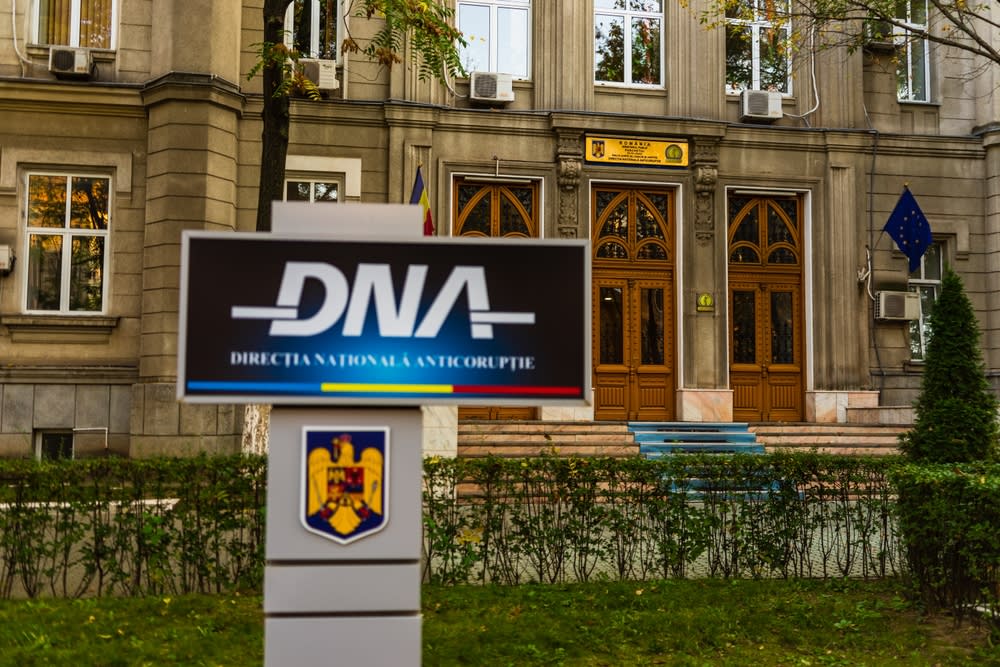 Ciprian Trifan în fața sediului DNA Iași Ciprian Trifan în fața sediului DNA Iași