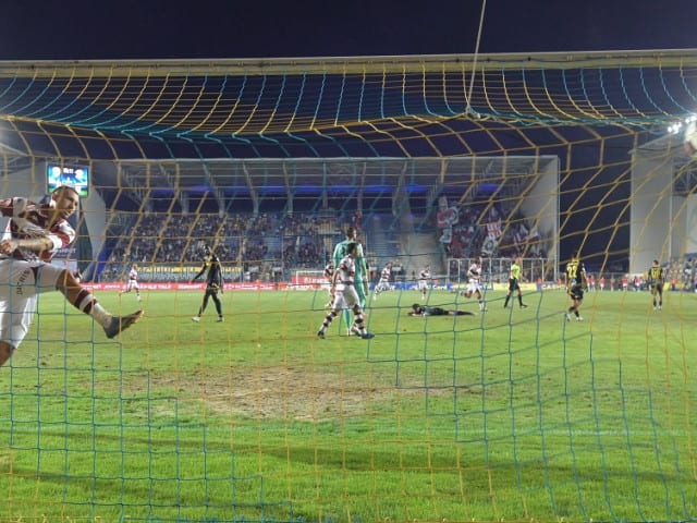 stadion Ilie Oană, gazon deteriorat, echipamente de întreținere stadion Ilie Oană, gazon deteriorat, echipamente de întreținere