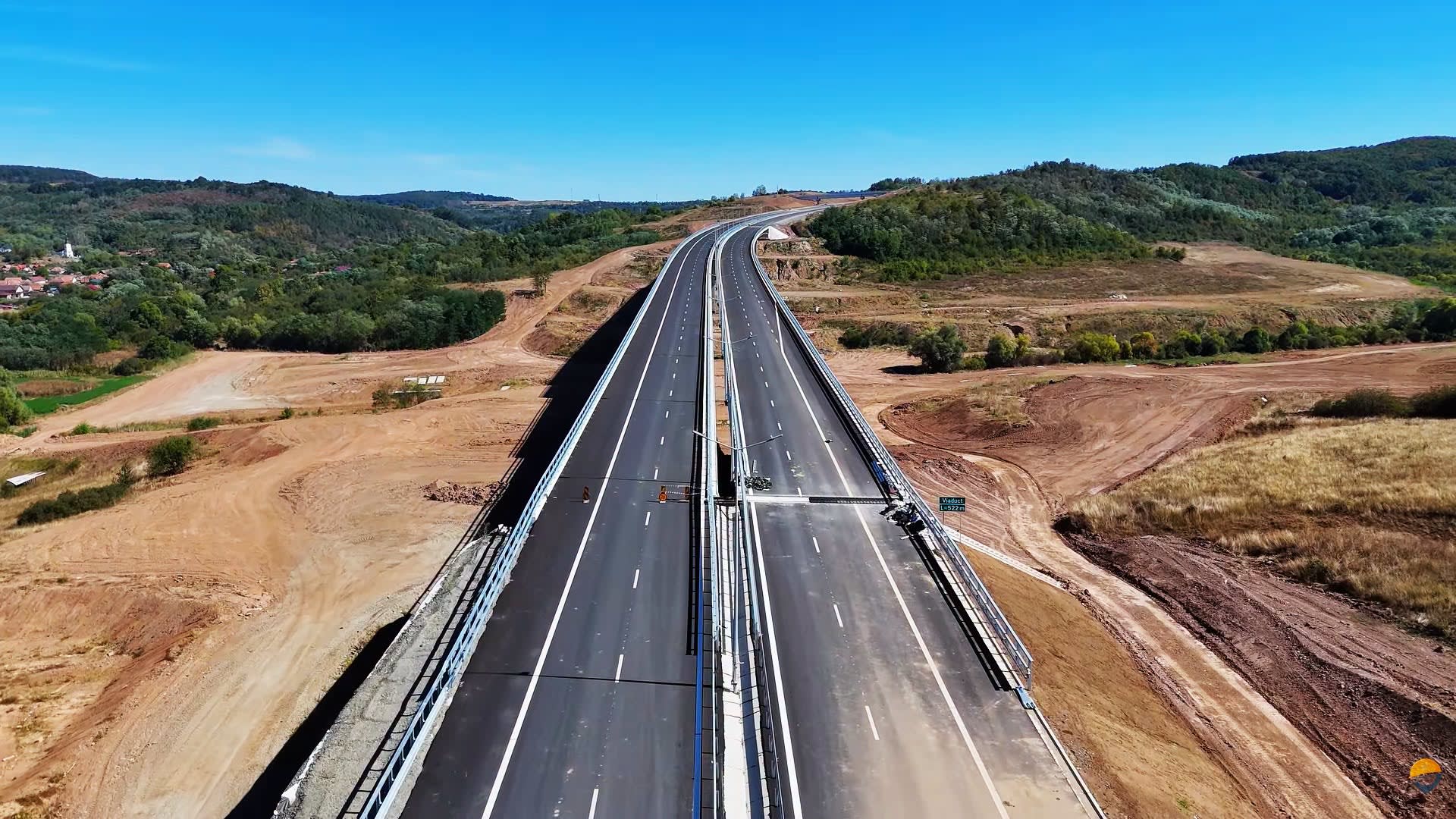 Șantier autostradă în județul Sălaj, muncitori și structuri de viaduct Șantier autostradă în județul Sălaj, muncitori și structuri de viaduct