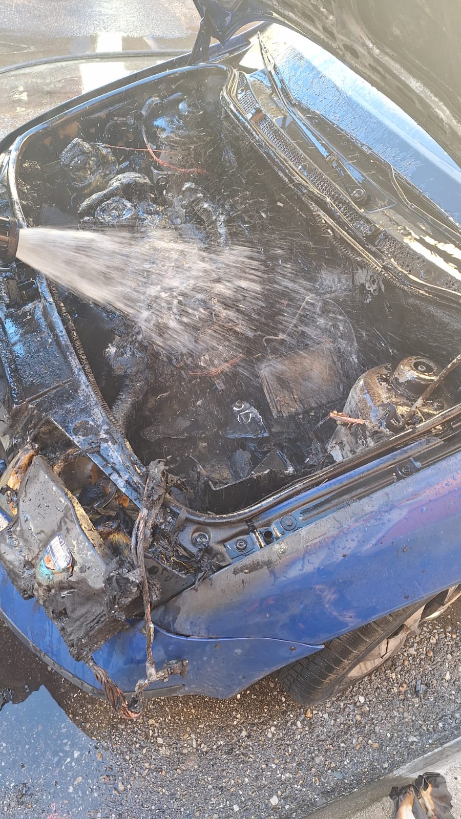 autoturism ars în totalitate în Roești, județul Vâlcea autoturism ars în totalitate în Roești, județul Vâlcea