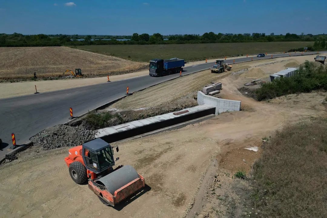 drum județean extins la patru benzi, trafic intens, șantier rutier