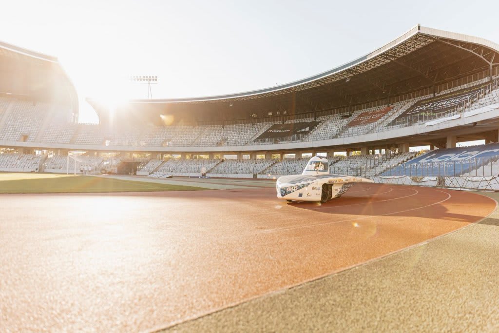 testare vehicul solar pe Cluj Arena, studenți UTCN