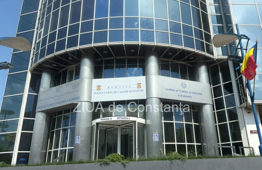 magistrați judecând contestații în sala de judecată