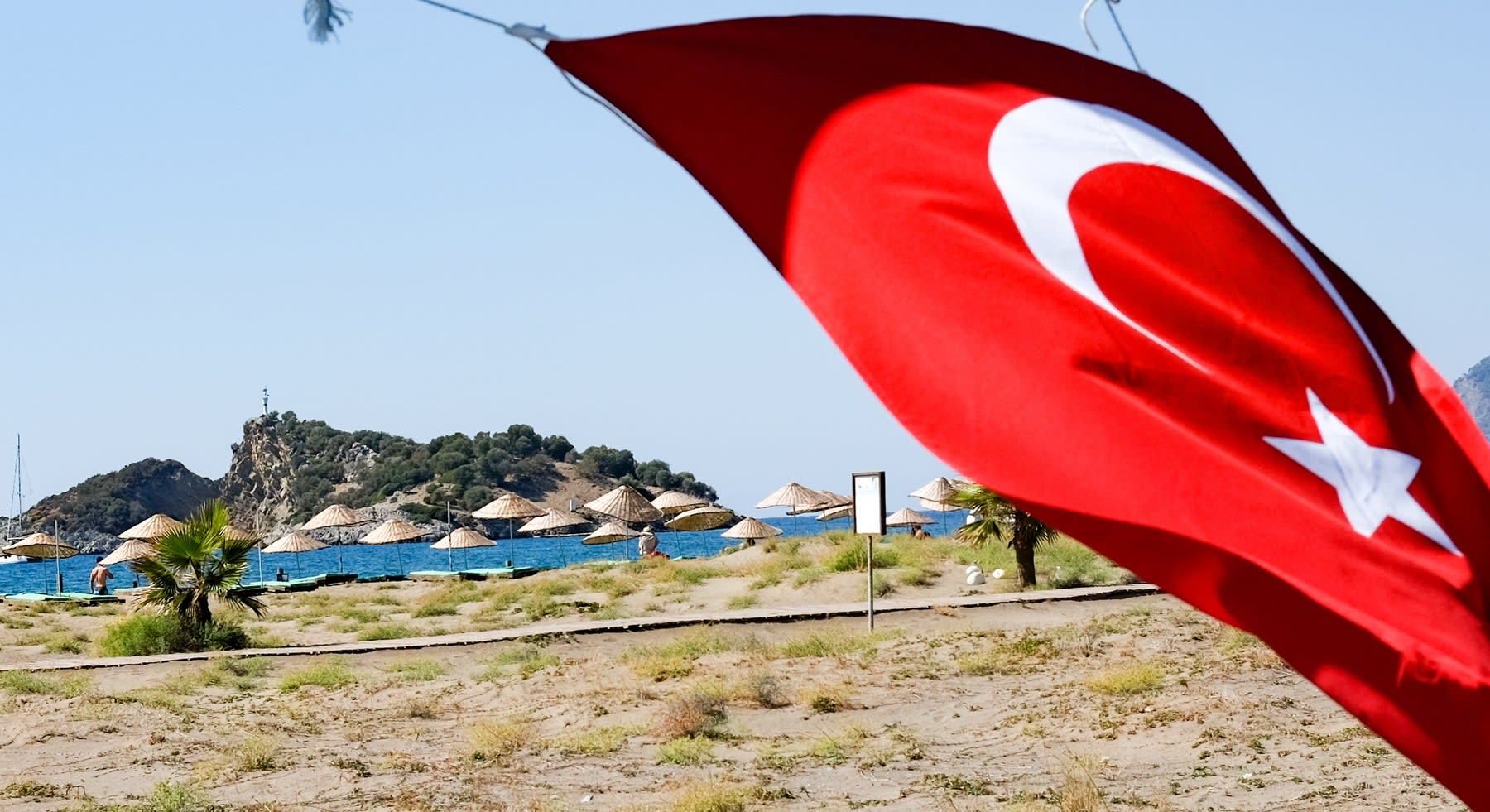 Un turist britanic a fost arestat în Alanya pentru scuipare pe steagul Turciei