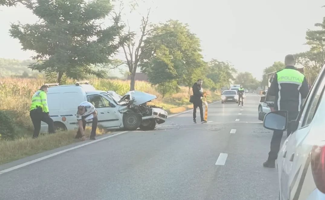 Accident rutier pe DN2G Moinești-Bacău: un șofer a intrat într-un tractor cu remorcă