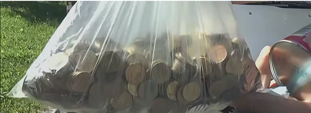 monede de 1 ban pline într-o pungă, casierie monede de 1 ban pline într-o pungă, casierie
