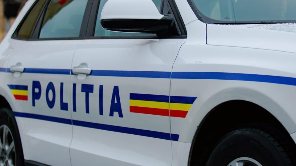 Craiova: Minor de 16 ani cercetat penal după ce a condus un autoturism furat și a abandonat mașina în flăcări
