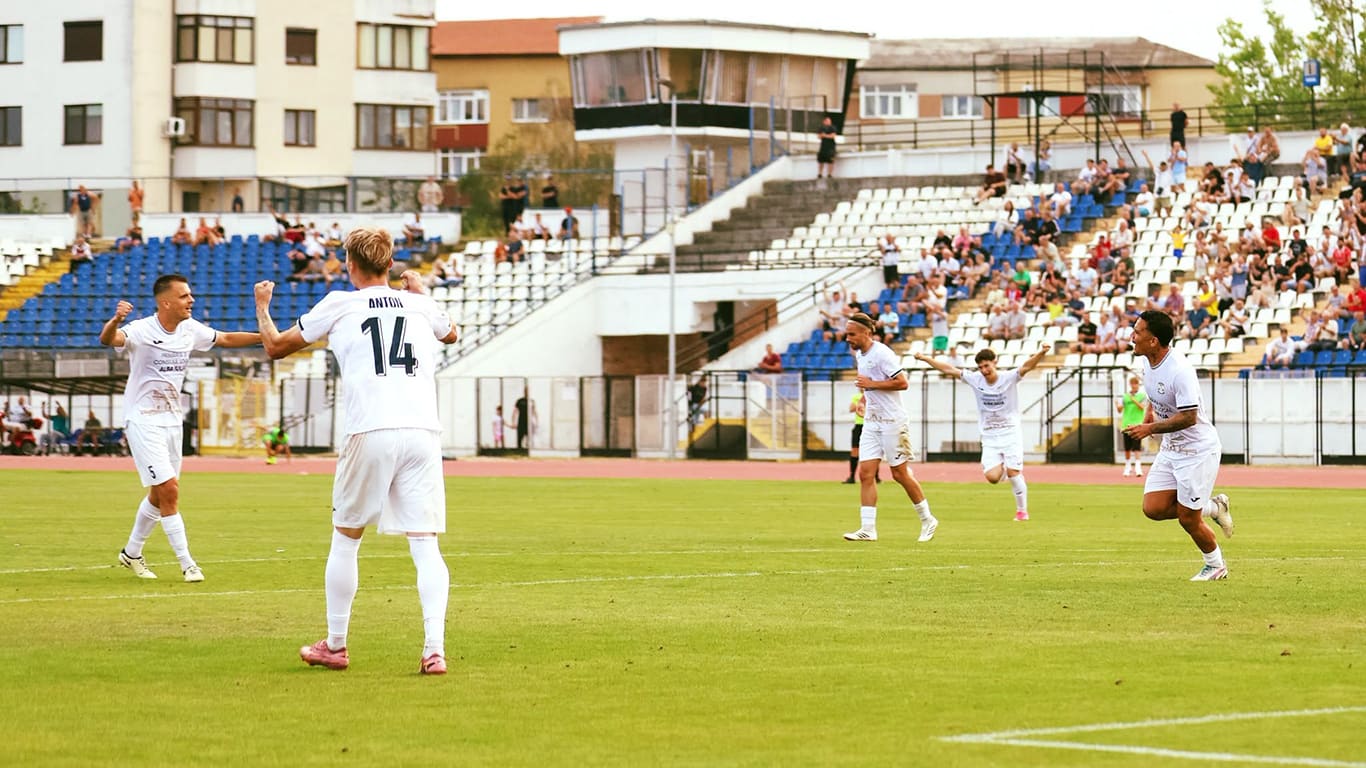fotbalist în acțiune, transfer la echipă din Liga 3 fotbalist în acțiune, transfer la echipă din Liga 3