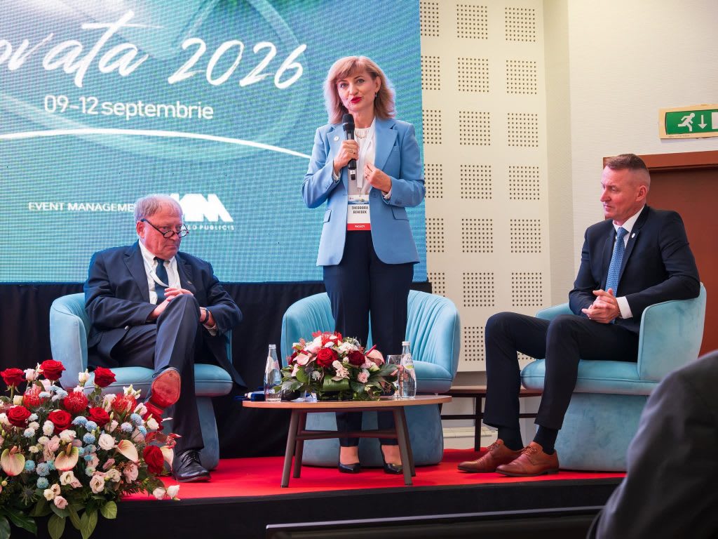 sala de conferințe cu medici participanți la congres sala de conferințe cu medici participanți la congres