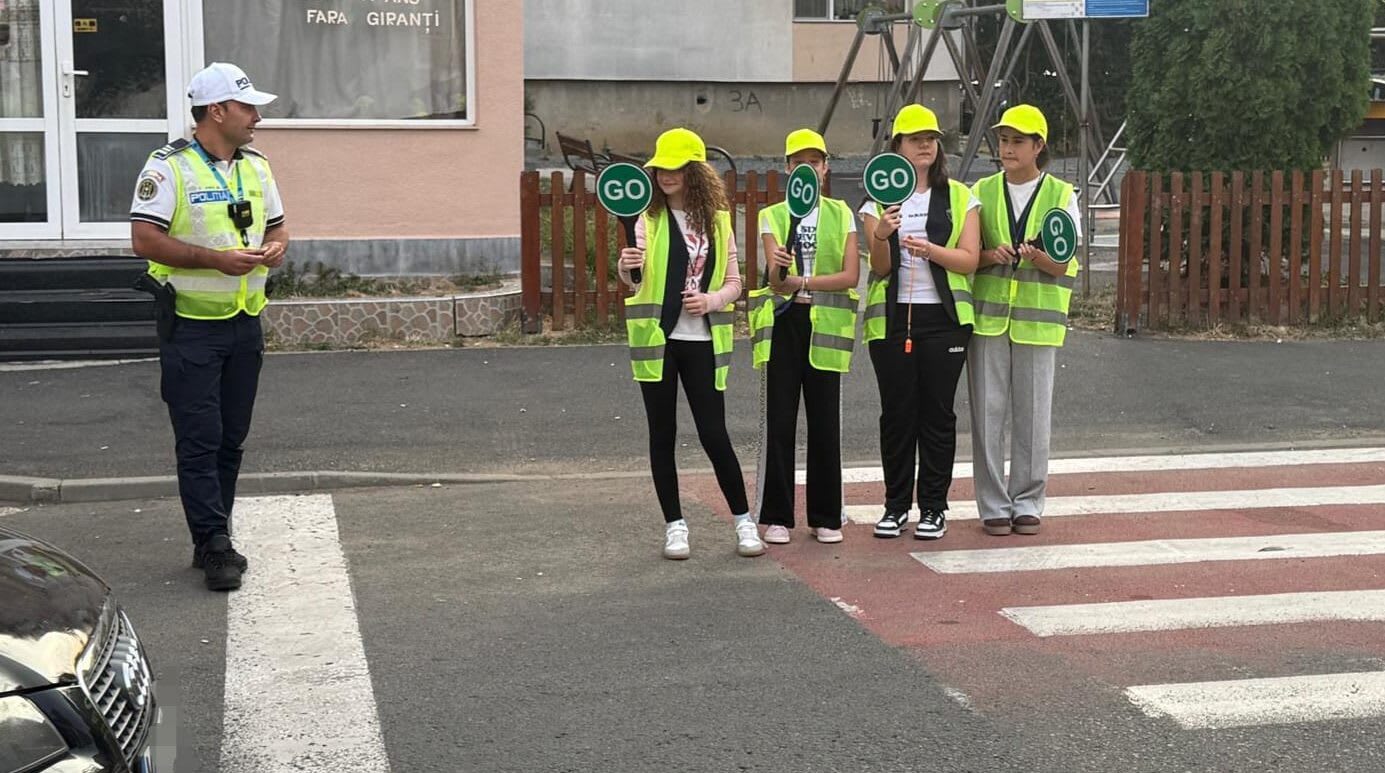 elevi dirijând circulația în fața școlii, polițiști, veste reflectorizante elevi dirijând circulația în fața școlii, polițiști, veste reflectorizante