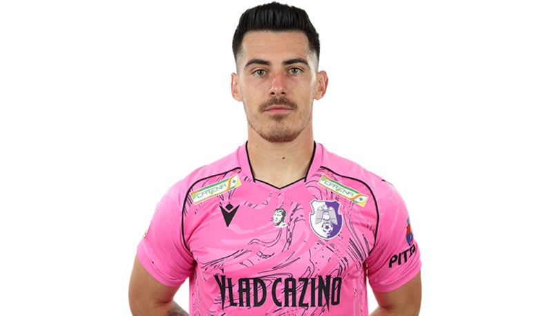 portar FC Argeș în acțiune, în meci de fotbal portar FC Argeș în acțiune, în meci de fotbal