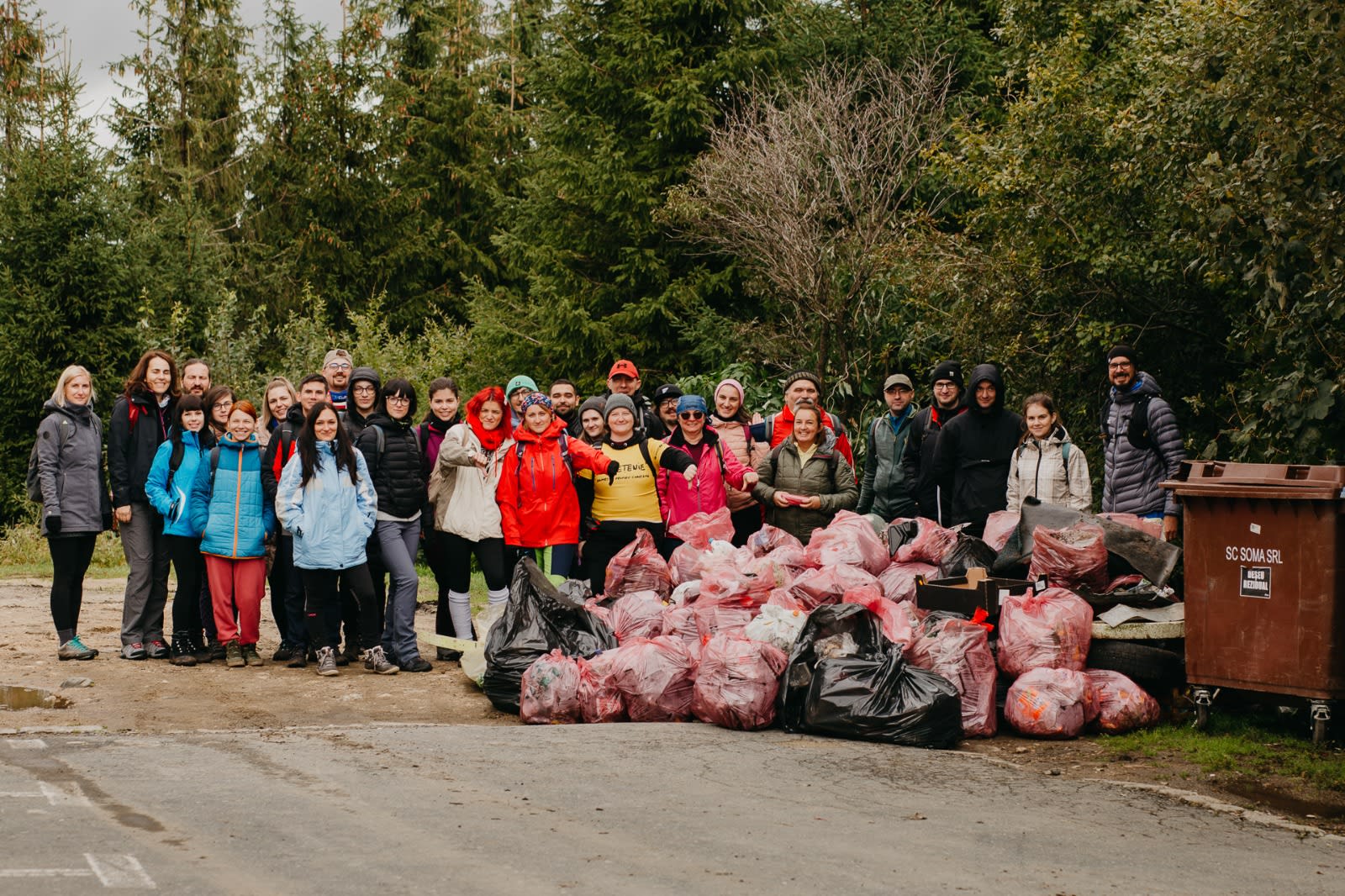 voluntari ecologizând muntele în Păltiniș voluntari ecologizând muntele în Păltiniș