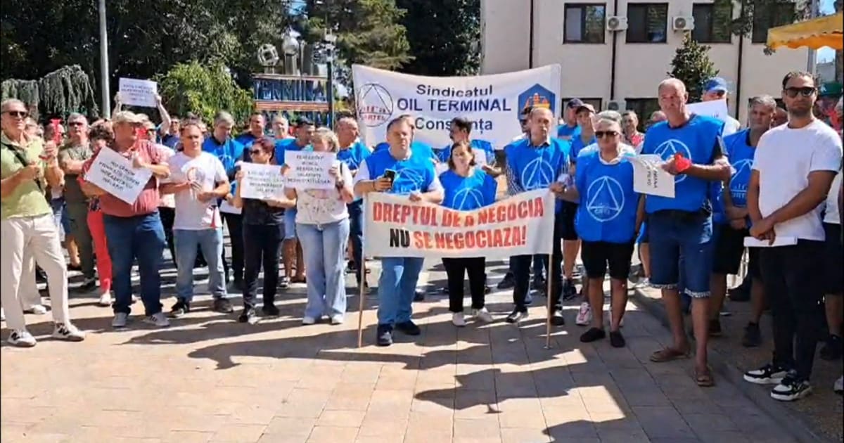 angajați protestând în fața sediului Oil Terminal din Portul Constanța angajați protestând în fața sediului Oil Terminal din Portul Constanța