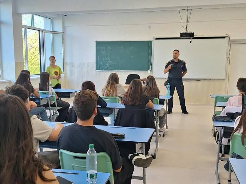 politiști discuție cu elevi în școală politiști discuție cu elevi în școală