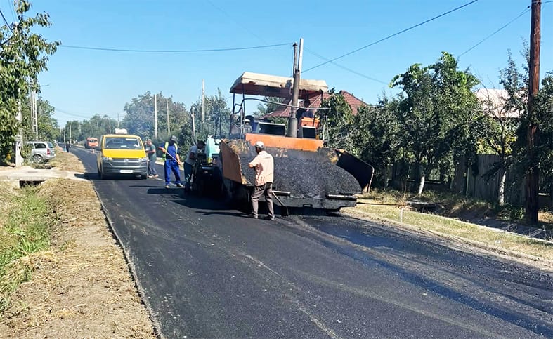 Lucrările de asfaltare continuă în Tătulești pentru modernizarea infrastructurii
