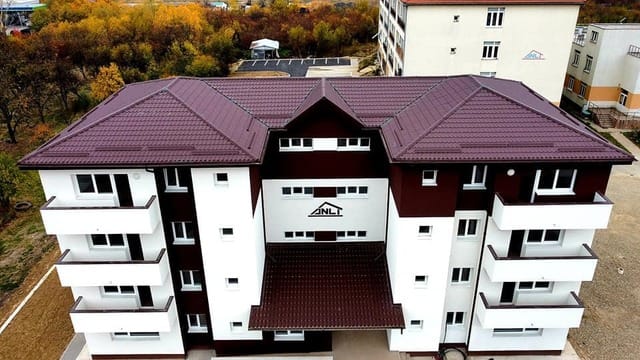 persoană depunând dosar pentru locuință la primărie persoană depunând dosar pentru locuință la primărie