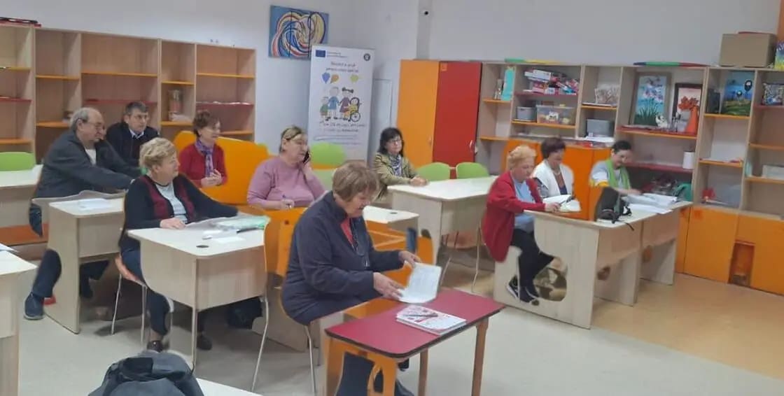seniori participând la cursuri de limba engleză în centru social seniori participând la cursuri de limba engleză în centru social