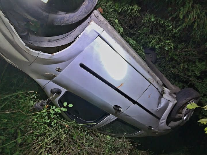 Un tânăr de 18 ani s-a răsturnat cu mașina pe DJ 601: permisul de două luni