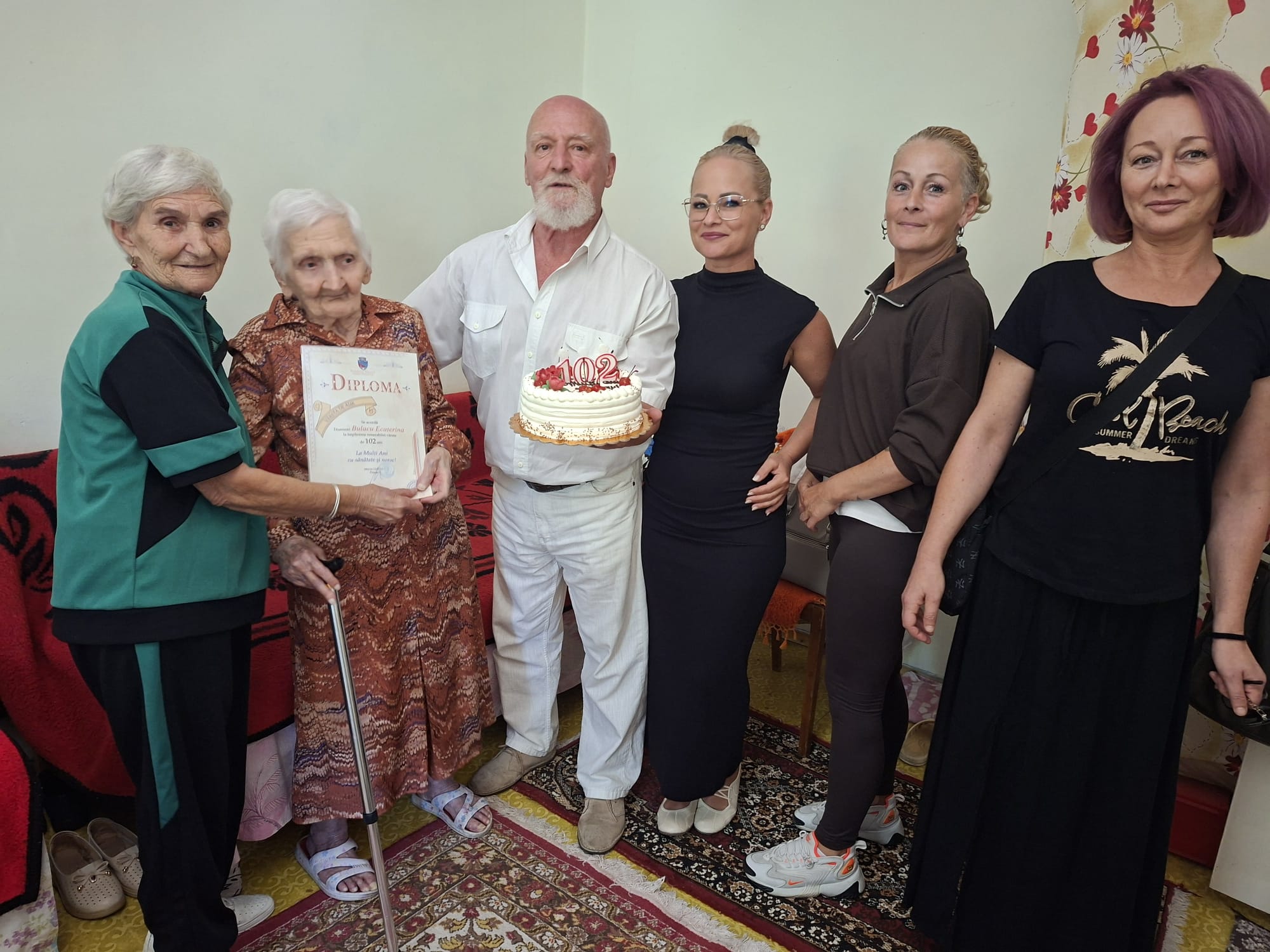 doamnă în vârstă de 102 ani, sărbătoare aniversară doamnă în vârstă de 102 ani, sărbătoare aniversară