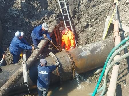 Echipă de intervenție la conducta de apă din Bacău Echipă de intervenție la conducta de apă din Bacău